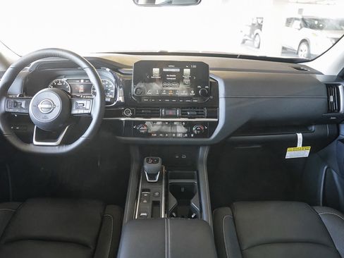 Used 2025 Nissan Pathfinder SL FWD image 14