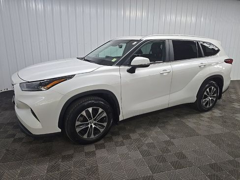 Used 2023 Toyota Highlander XLE AWD/4WD image 6
