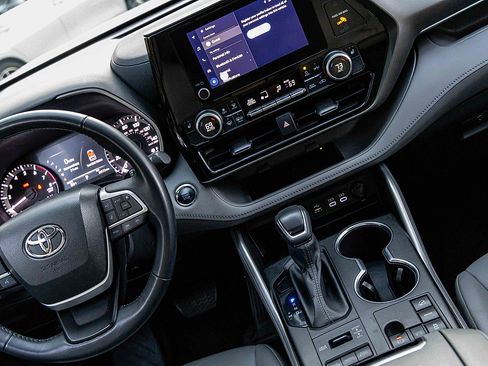 Used 2023 Toyota Highlander AWD image 19