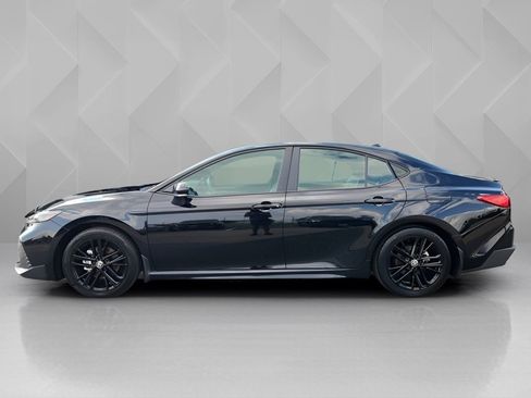 Used 2025 Toyota Camry SE image 4