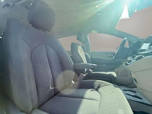Used 2017 Chrysler Pacifica Touring FWD image 14