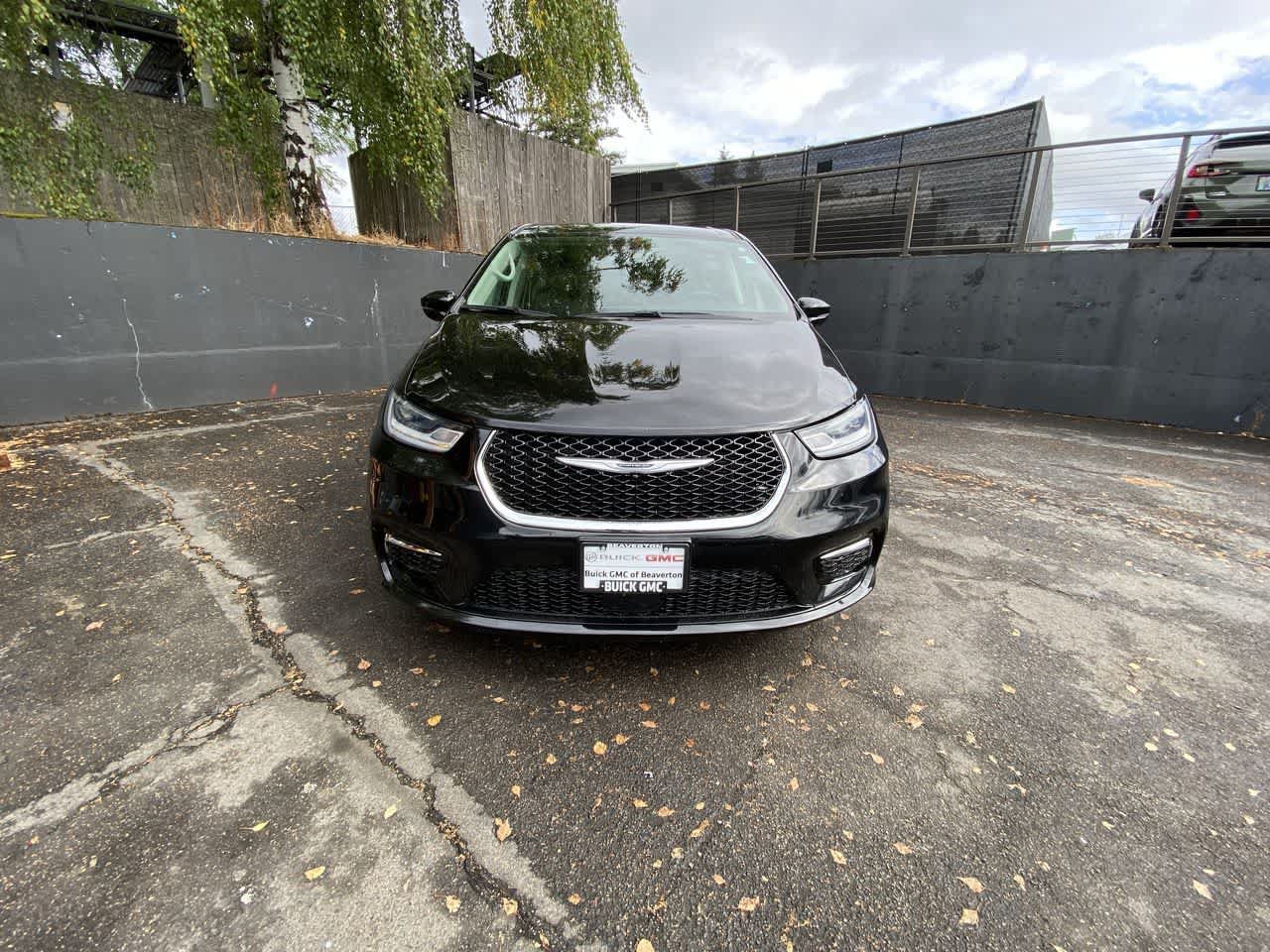 Used 2024 Chrysler Pacifica Touring-L FWD image 9