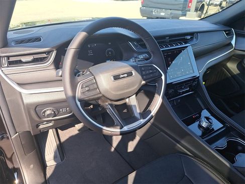 New 2025 Jeep Grand Cherokee Altitude image 16