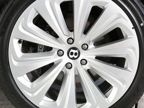 Used 2025 Bentley Bentayga image 6