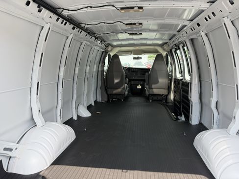 New 2026 Chevrolet Express 3500 Extended RWD image 25