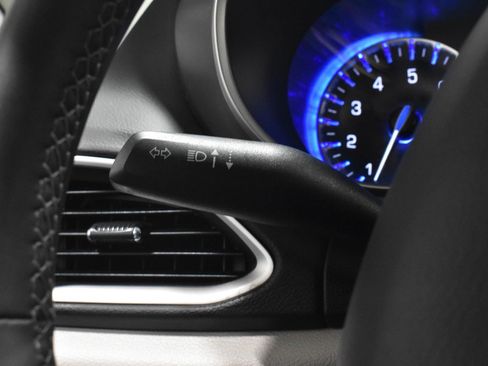 Used 2023 Chrysler Pacifica Touring-L FWD image 12