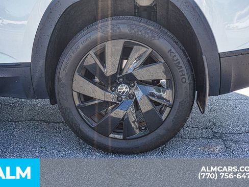 Used 2024 Volkswagen Atlas Cross Sport SE FWD image 16