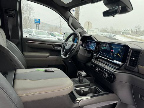 Used 2024 Chevrolet Silverado 1500 ZR2 w/ Technology Package image 49