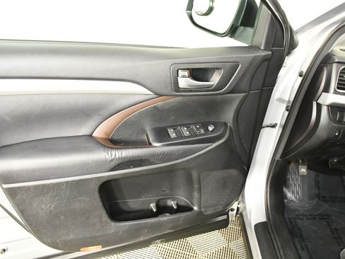 Used 2016 Toyota Highlander XLE image 36