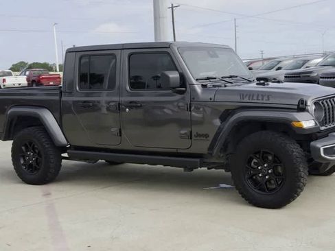 Used 2025 Jeep Gladiator Sport AWD/4WD image 2