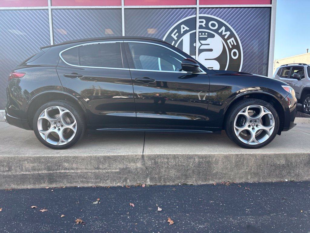 Used 2023 Alfa Romeo Stelvio Ti Lusso w/ Quick Order Package 22X Lusso AWD/4WD image 2