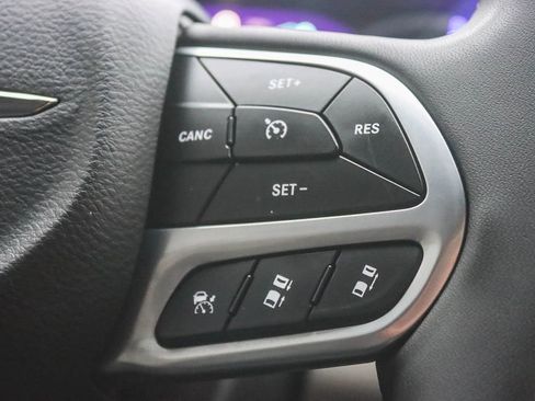 Used 2024 Chrysler Pacifica Select image 24