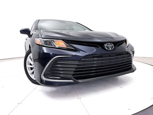 Used 2022 Toyota Camry LE w/ Carpet Mat Package (TMS) FWD image 5