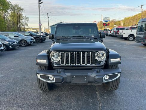 Used 2025 Jeep Wrangler Sahara AWD/4WD image 2