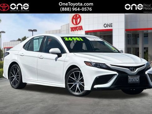 Used 2024 Toyota Camry SE image 1