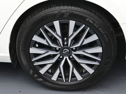 Used 2025 Nissan Altima 2.5 SV FWD image 8