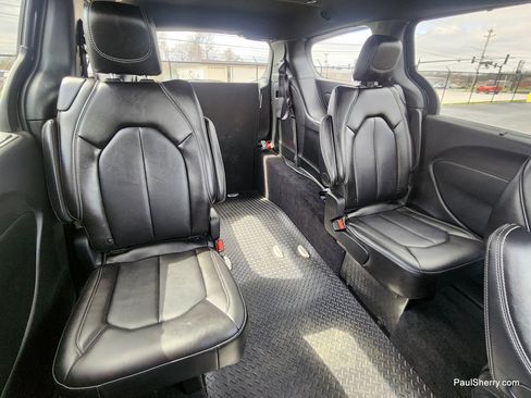 Used 2025 Chrysler Pacifica Select FWD image 5