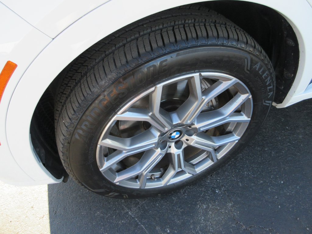 Used 2024 BMW X7 xDrive40i w/ Premium Package AWD/4WD image 13