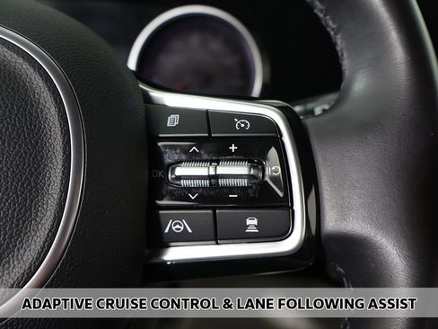 Used 2024 Kia Carnival EX image 4