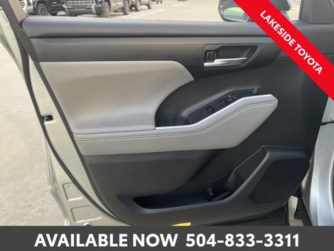 Used 2023 Toyota Highlander L image 25