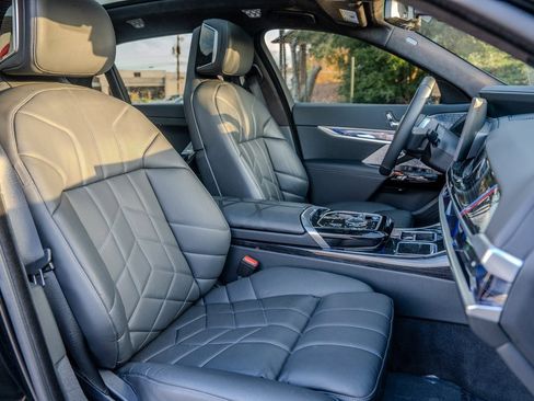 Used 2024 BMW i7 eDrive50 w/ M Sport Package image 23