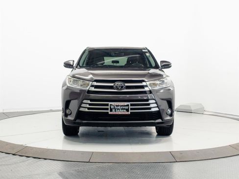 Used 2017 Toyota Highlander XLE AWD/4WD image 2