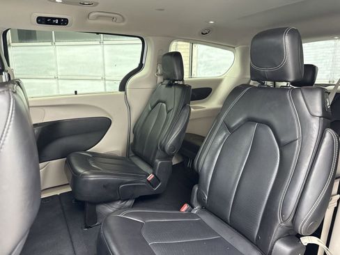 Used 2023 Chrysler Pacifica Touring-L image 28