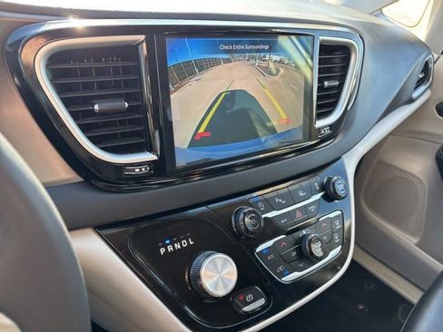 Used 2024 Chrysler Pacifica Touring-L image 11