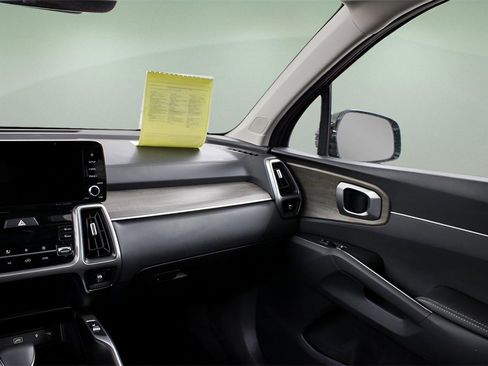 Used 2023 Kia Sorento EX w/ Panoramic Sunroof Package image 16