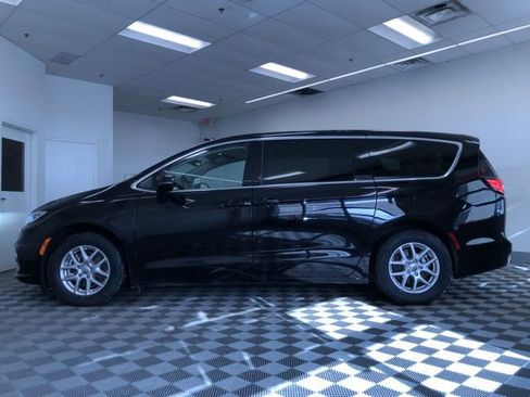 Used 2024 Chrysler Pacifica Touring-L FWD image 12