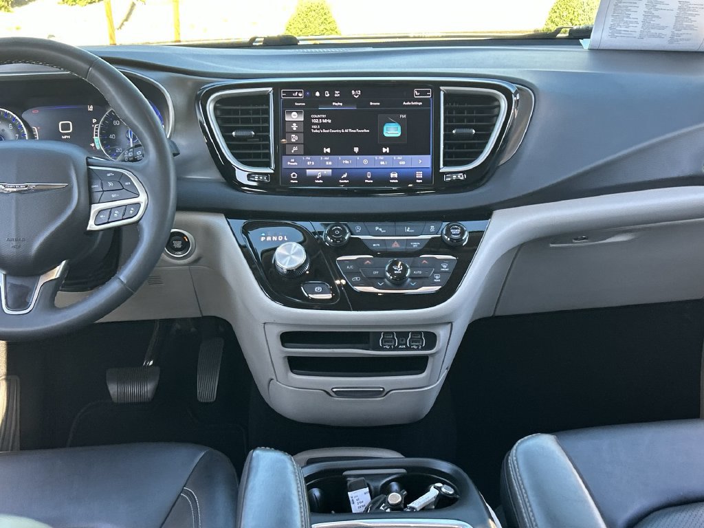 Used 2024 Chrysler Pacifica Touring-L FWD image 15