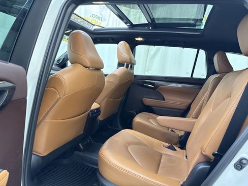 Used 2021 Toyota Highlander Platinum image 14