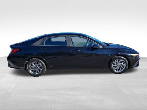 Used 2024 Hyundai Elantra SEL image 9