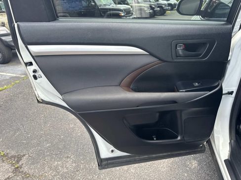Used 2018 Toyota Highlander LE FWD image 17
