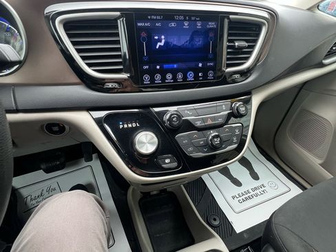 Used 2017 Chrysler Pacifica Touring image 19