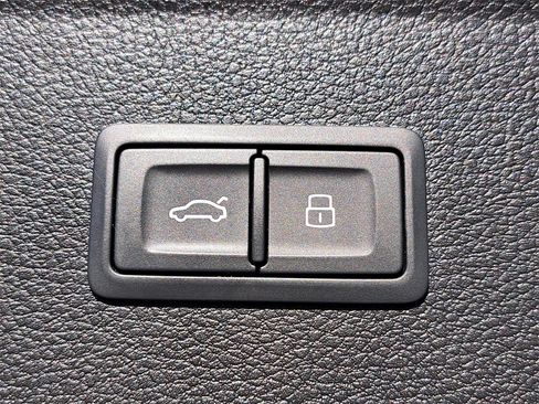 Used 2022 Audi Q5 e Premium w/ Convenience Package image 13