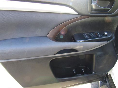 Used 2019 Toyota Highlander LE image 9