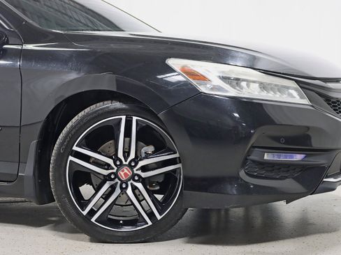 Used 2016 Honda Accord Touring image 5