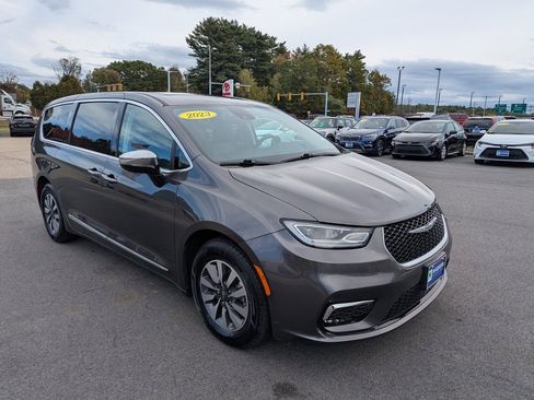 Used 2023 Chrysler Pacifica Limited image 8