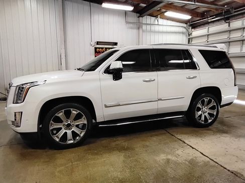 Used 2017 Cadillac Escalade Luxury AWD/4WD image 5