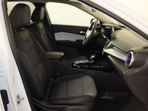 Used 2025 Chevrolet Trax LT FWD image 19