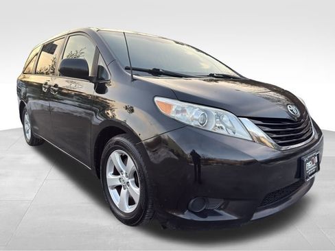 Used 2012 Toyota Sienna LE image 7