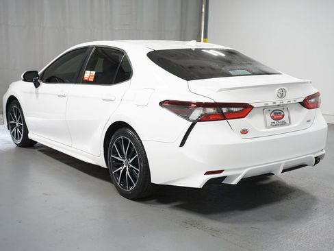 Certified 2021 Toyota Camry SE image 6