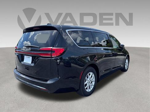 Used 2023 Chrysler Pacifica Touring-L FWD image 20