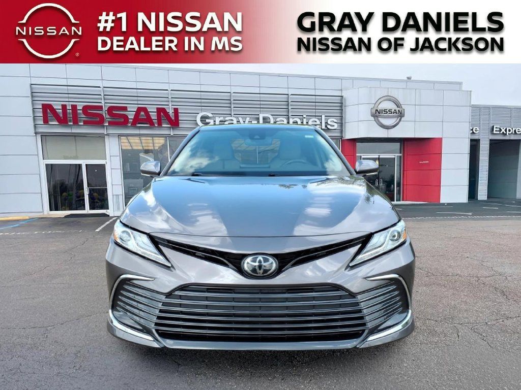 Used 2022 Toyota Camry XLE FWD image 2
