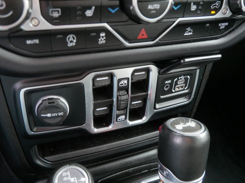 Used 2024 Jeep Wrangler Sahara image 27