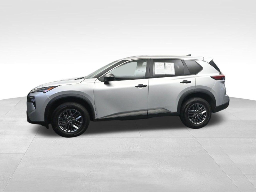 Used 2024 Nissan Rogue S AWD/4WD image 2