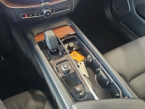 Used 2023 Volvo XC60 B5 Plus image 33