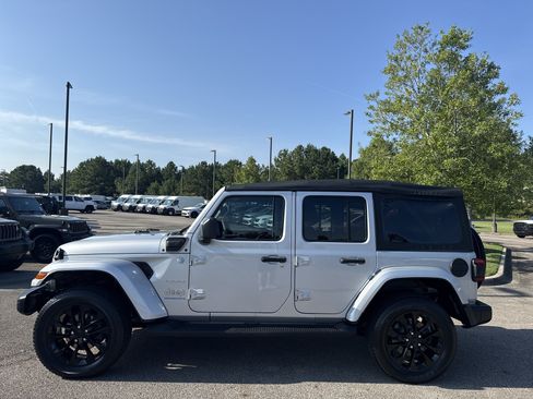 Used 2023 Jeep Wrangler Unlimited Sahara w/ Cold Weather Group AWD/4WD image 4