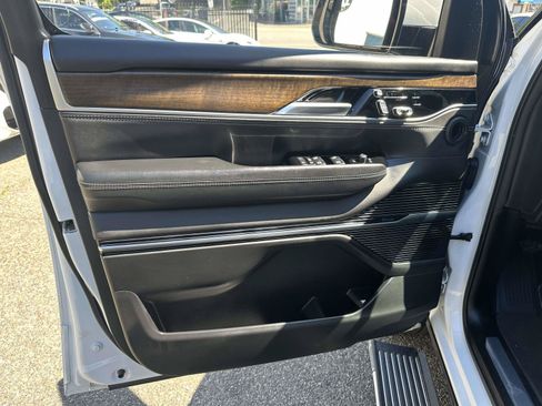 Used 2022 Jeep Grand Wagoneer Series II w/ Premium Group II AWD/4WD image 13